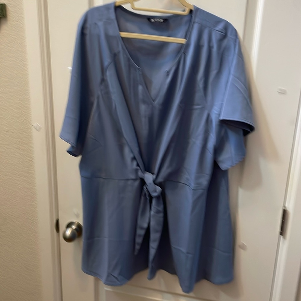 NWOT Bloomchic tie knot top 22-24